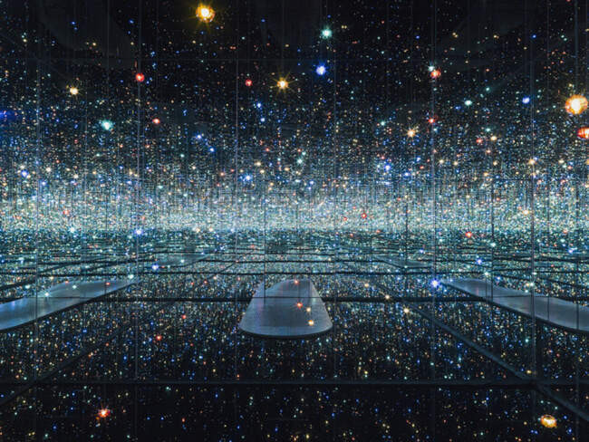8. Яёи Кусама, Бесконечность зеркальной комнаты, 2013