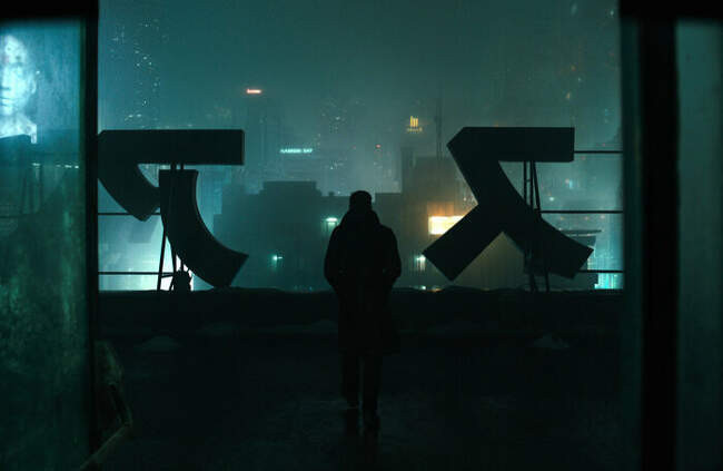 «Бегущий по лезвию 2049», 2017 год, страны: США, Великобритания, Венгрия, Канада, Испания, режиссёр Дени Вильнёв