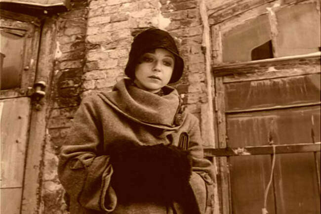 Машинистка Васнецова — Анжелика Неволина — падчерица Александра Демьяненко, успешная актриса