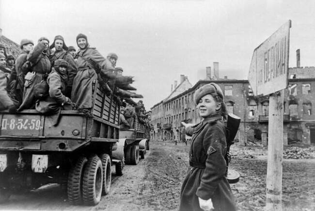 Почему «постановочность» военных фотографий на самом деле неважна?