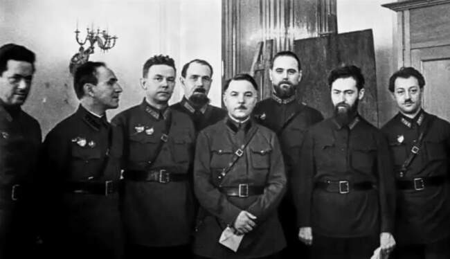 Многотомные дела с каплями крови
