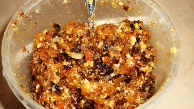 2. Перемолотые в обычной мясорубке курага + чернослив + любые орехи