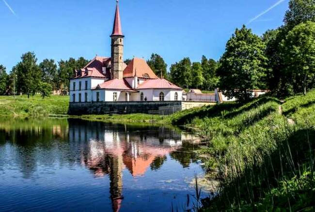 2. Приоратский замок (г. Гатчин, Ленинградская область)