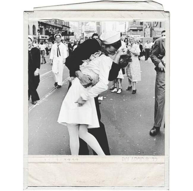 Мужчина и женщина на фотографии V-J Day in Times Square