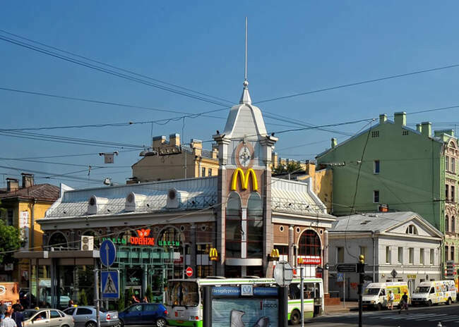 Здание ресторана McDonalds в Санкт-Петербурге