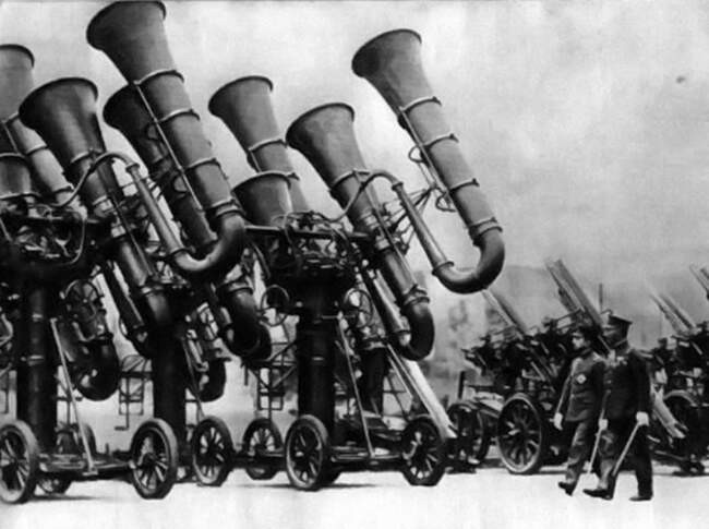 1. Император Хирохито инспектирует свои военные акустические авиалокаторы.