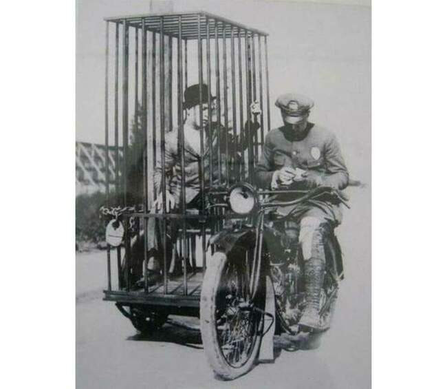 7. Мотоклетка для преступников, 1920 год
