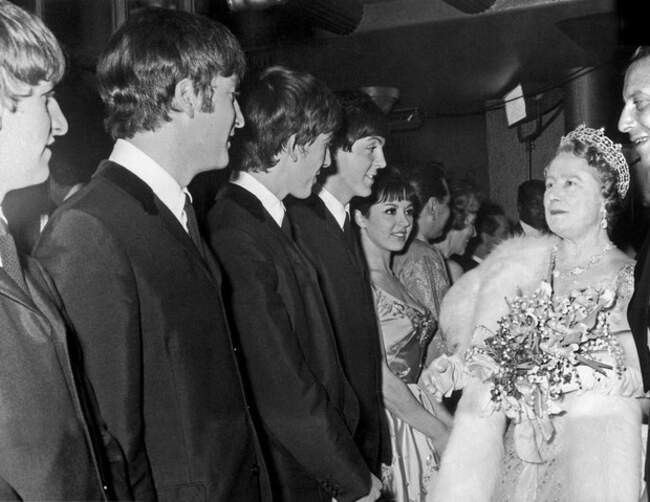 Королева Елизавета с The Beatles