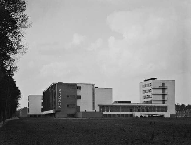 1. Здание Баухауса в Дессау, Германия (1925)