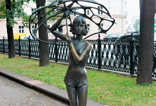 «Девочка с зонтиком» Минск, 2001 год