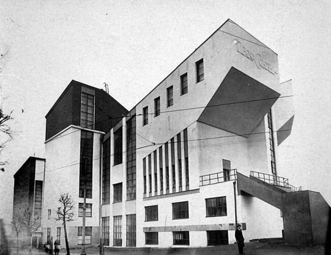 2. Композиционная свобода: клуб имени Русакова