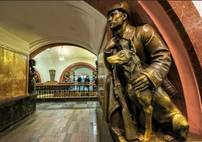 Станция метро «Площадь Революции»