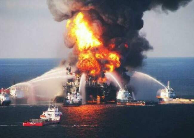 9. Взрыв нефтяной платформы Deep Water Horizon. 2010 год