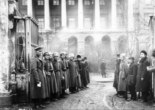1. Почему большевики решили действовать именно 25 октября?