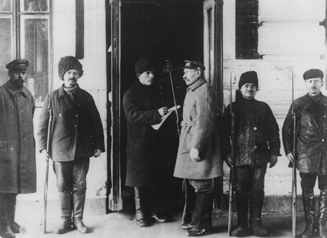 11. Вроде у революционеров были нормальные идеи — равенство, демократия. Почему начались массовые убийства?