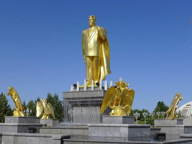 3. Золотые статуи вождя