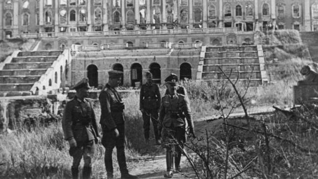 Садовое искусство царского дворца в Петергофе