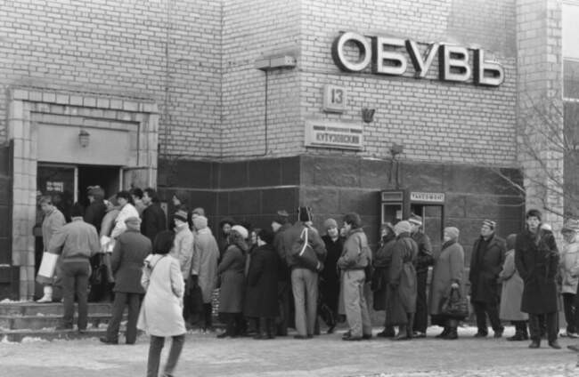 Как советские люди тапки скупали
