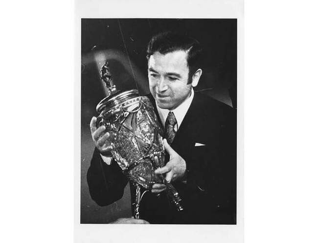 5. Приз чемпионата по футболу из вазы