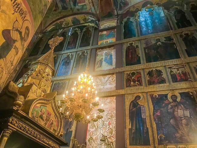 1. Старинные фрески под иконостасом