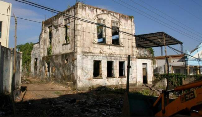 2. Здание старой ратуши в городе Порту-Велью (Бразилия)