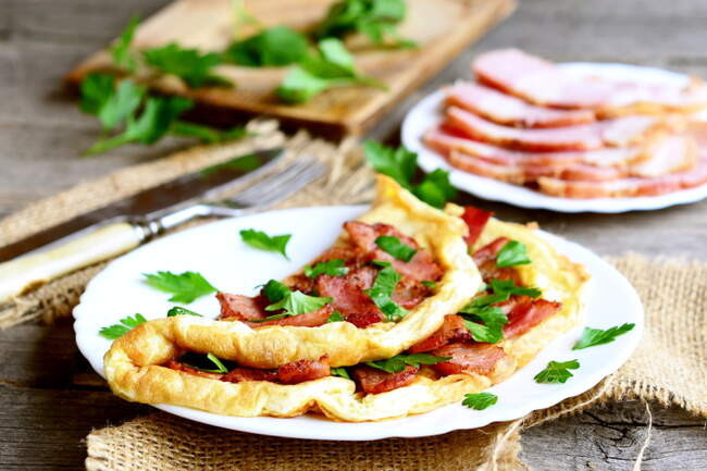 8. Омлет с мясными продуктами