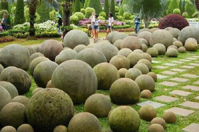 9. Гигантские каменные шары (п-в Никоя, о. Каньо, Коста-Рика)