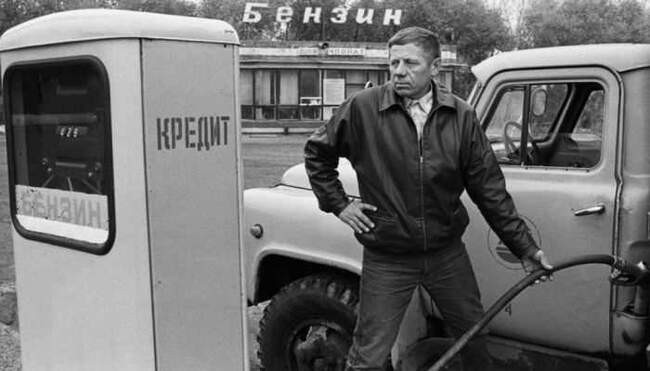 2. 10 литров бензина