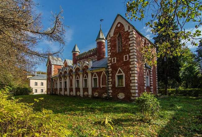 4. «Готический домик» на территории Усадьбы Суханово в городе Видное (Московская область)