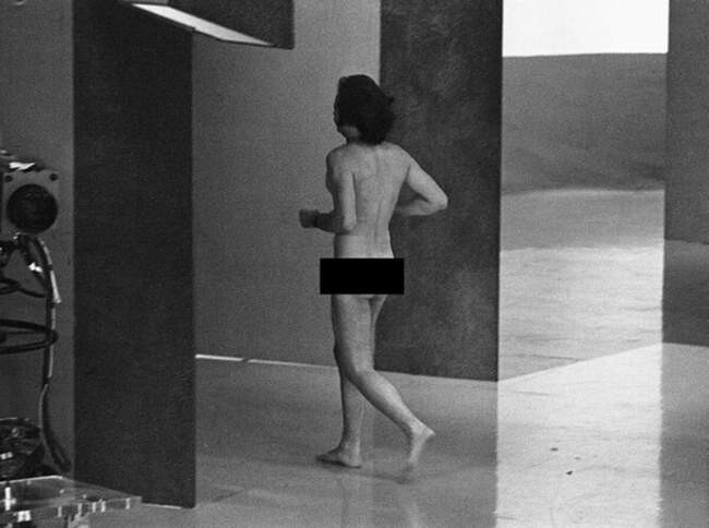 Голый человек пробегает за спиной ведущего, 1974 год