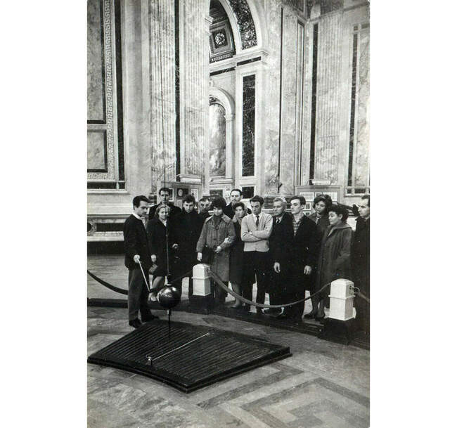 Демонстрация опыта с маятником Фуко в музее «Исаакиевский собор», 1960-е