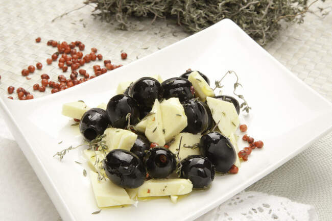 6. Оливки и белый шоколад