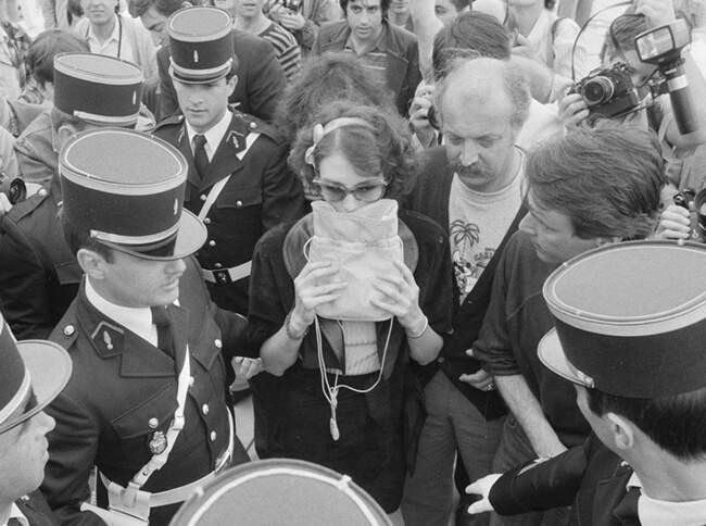 Фотографы против Изабель Аджани