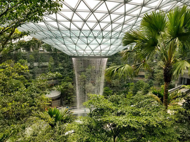 4. Водопад под крышей сингапурского аэропорта Jewel Changi Airport