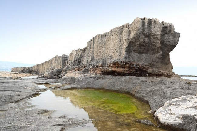 Финикийская морская стена в Батруне. Ливан