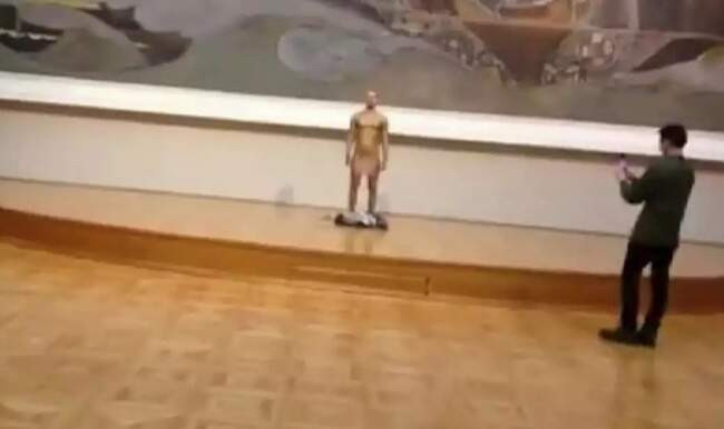 Красные стринги и современные художники