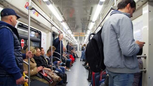 7. Ездить в вагоне метро, не сняв рюкзак