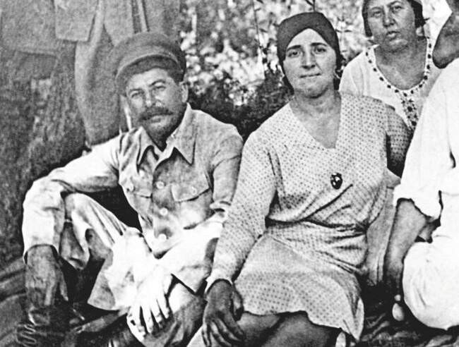 Юные супруги: Като, которая боготворила мужа и Аллилуева, которая покончила жизнь самоубийством
