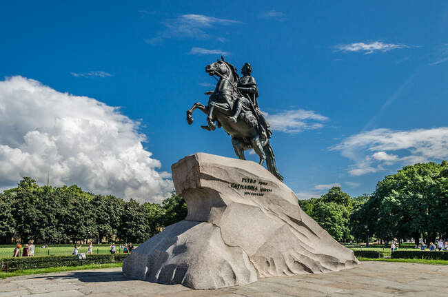 9. По легенде памятник спас Санкт-Петербург