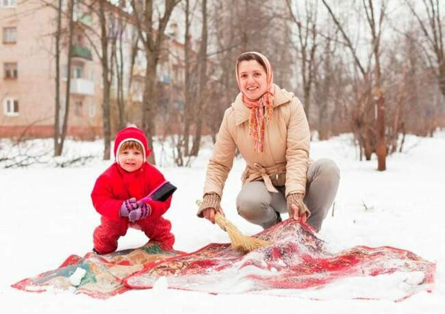 Теплоизоляция и маскировка изъянов, и знаменитая хлопушка для ковра