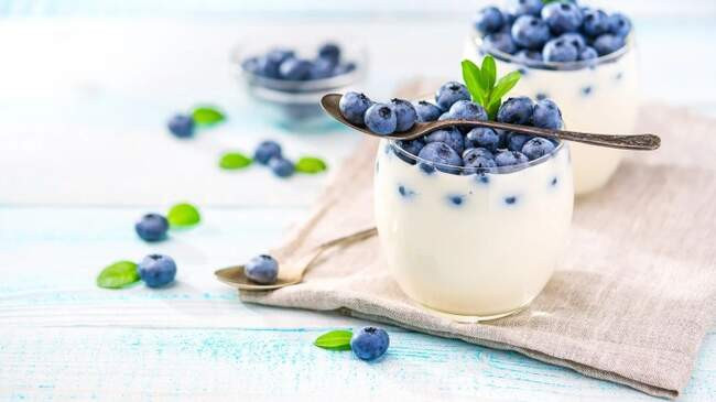 7. Кисломолочные продукты и ягоды