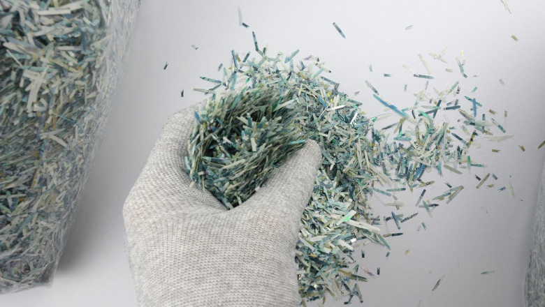 Пазл из банкноты пропущенной через шредер