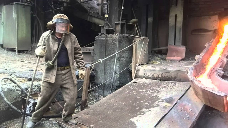 Плавильщик из Алаверди(Армения), сунул руку расплавленный металл чтобы снять это видео