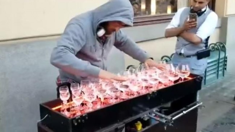 Шедевры классической музыки в исполнение уличного музыканта на фужерах