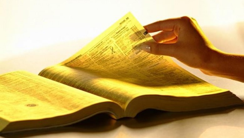 Почему со временем желтеют страницы в книгах?
