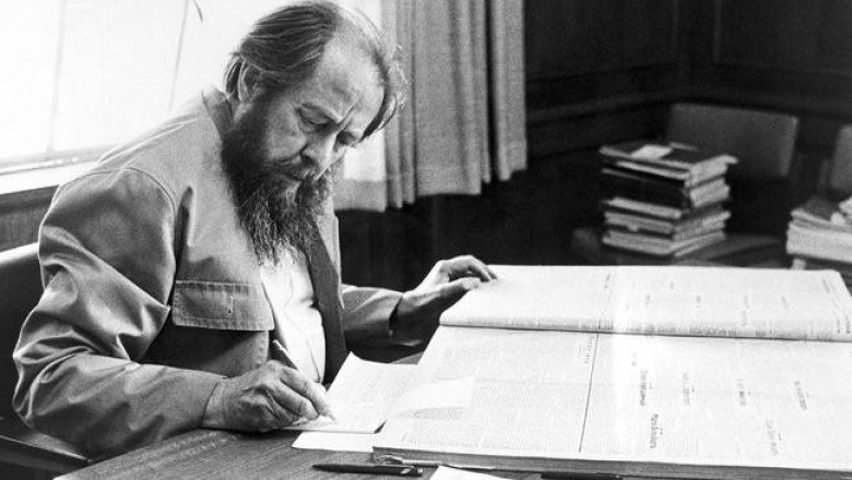 За что Советская власть лишила Солженицына гражданства