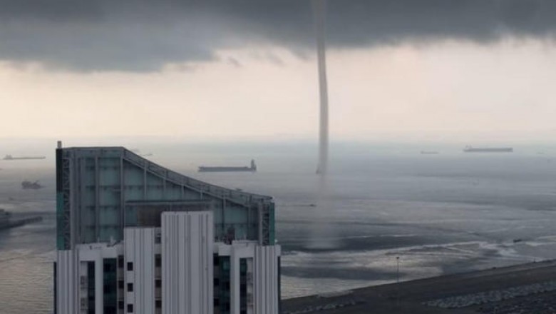 В Сингапуре лодка проплыла сквозь водяной смерч