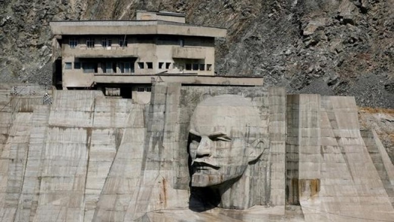 Гигантская голова Ленина на Кировском водохранилище в Кыргызстане
