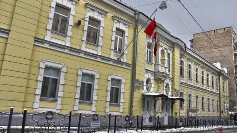 В чьих домах после революции разместились посольства Швейцарии, Камбоджи, Канады, Нидерландов и Австралии