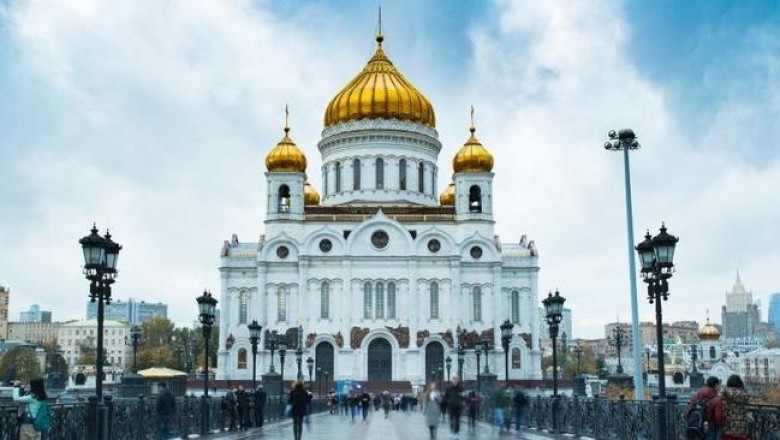 Не стоит отказываться от выпивки, нельзя оставлять пустые бутылки на столе и другие привычные для иностранцев вещи, которые не рекомендуют делать в России